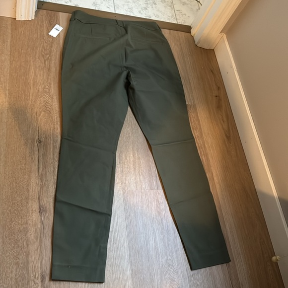 Old Navy High-Rise Pixie Pants Size 12 - Picture 2 of 5